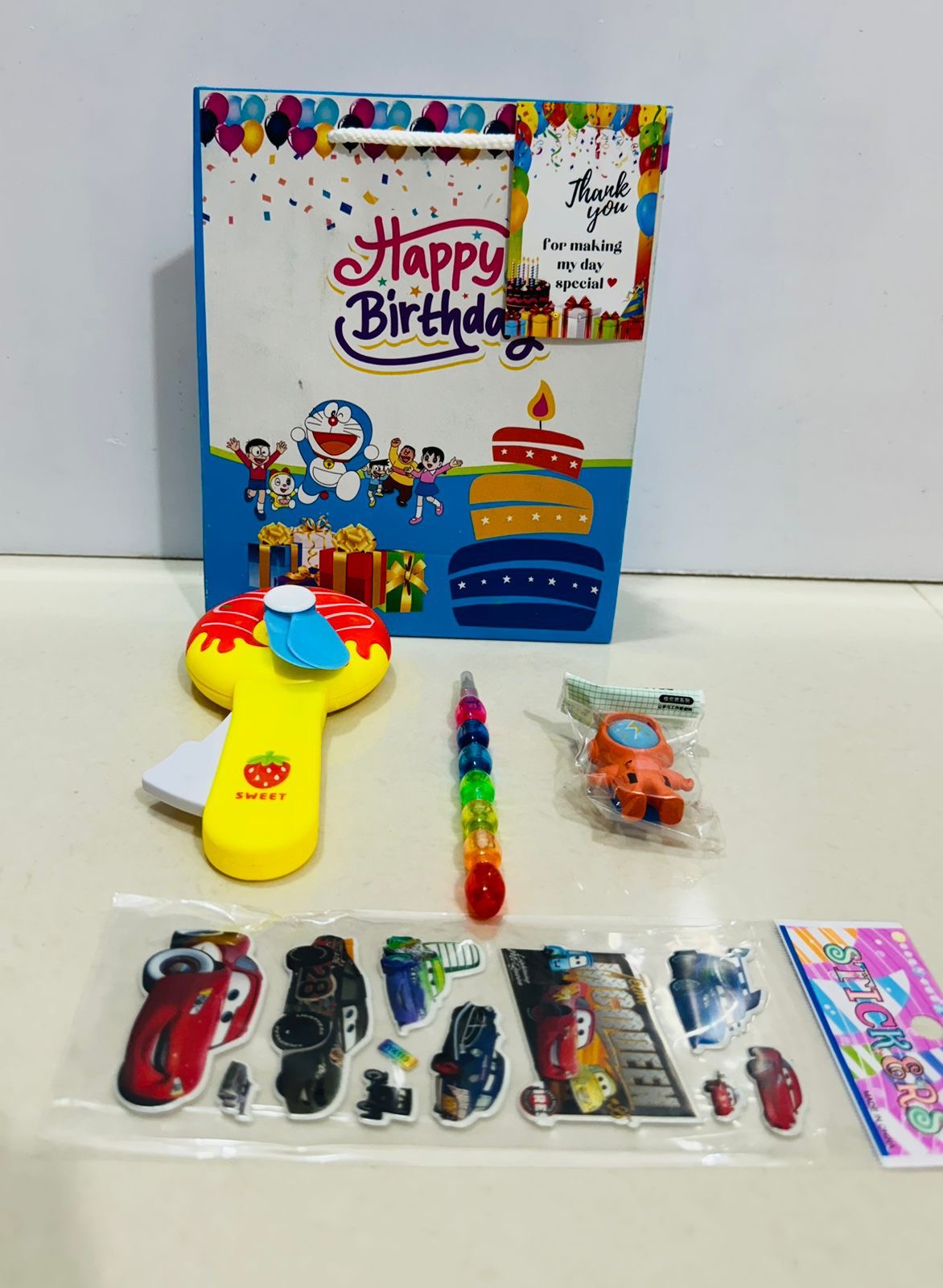 Hand fan with stationary hamper
