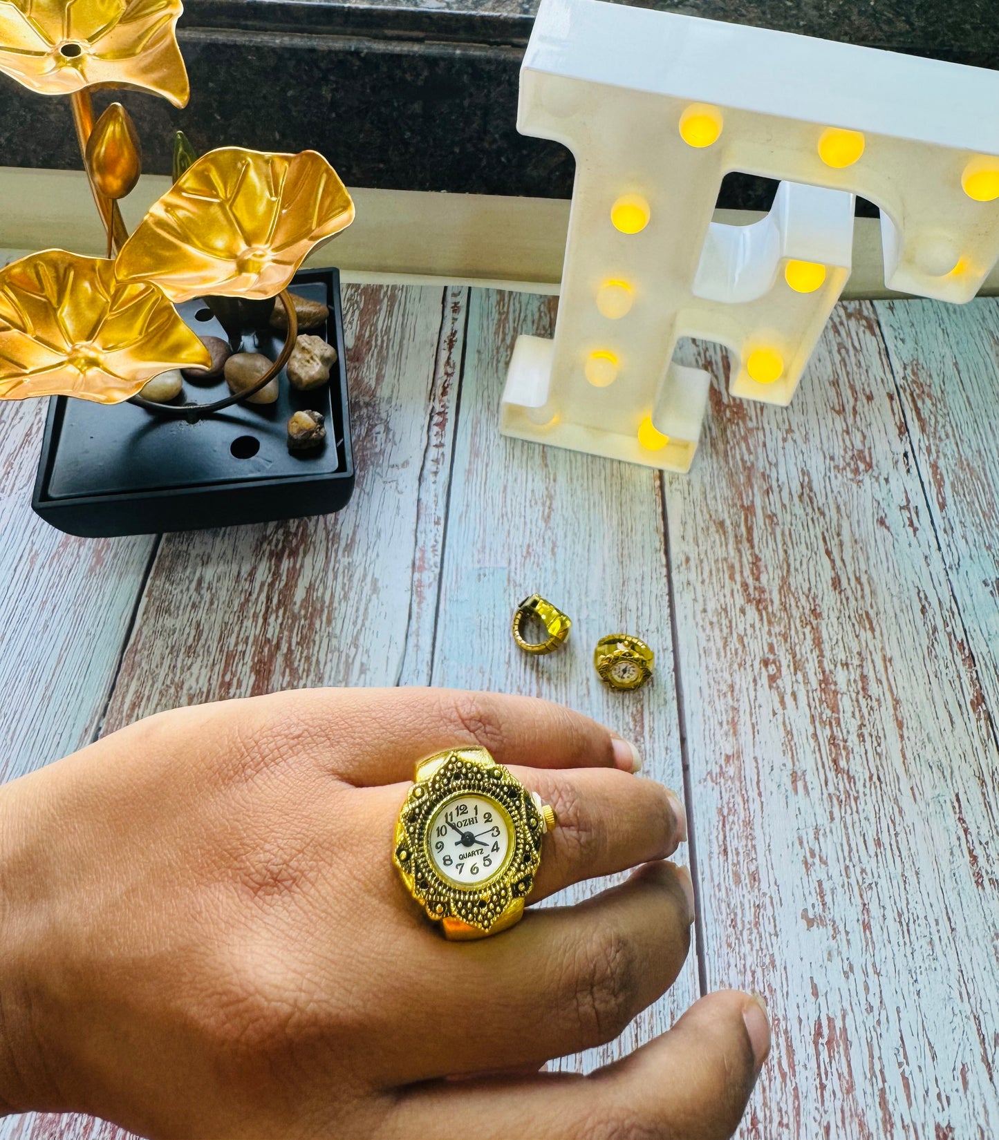 Finger watch